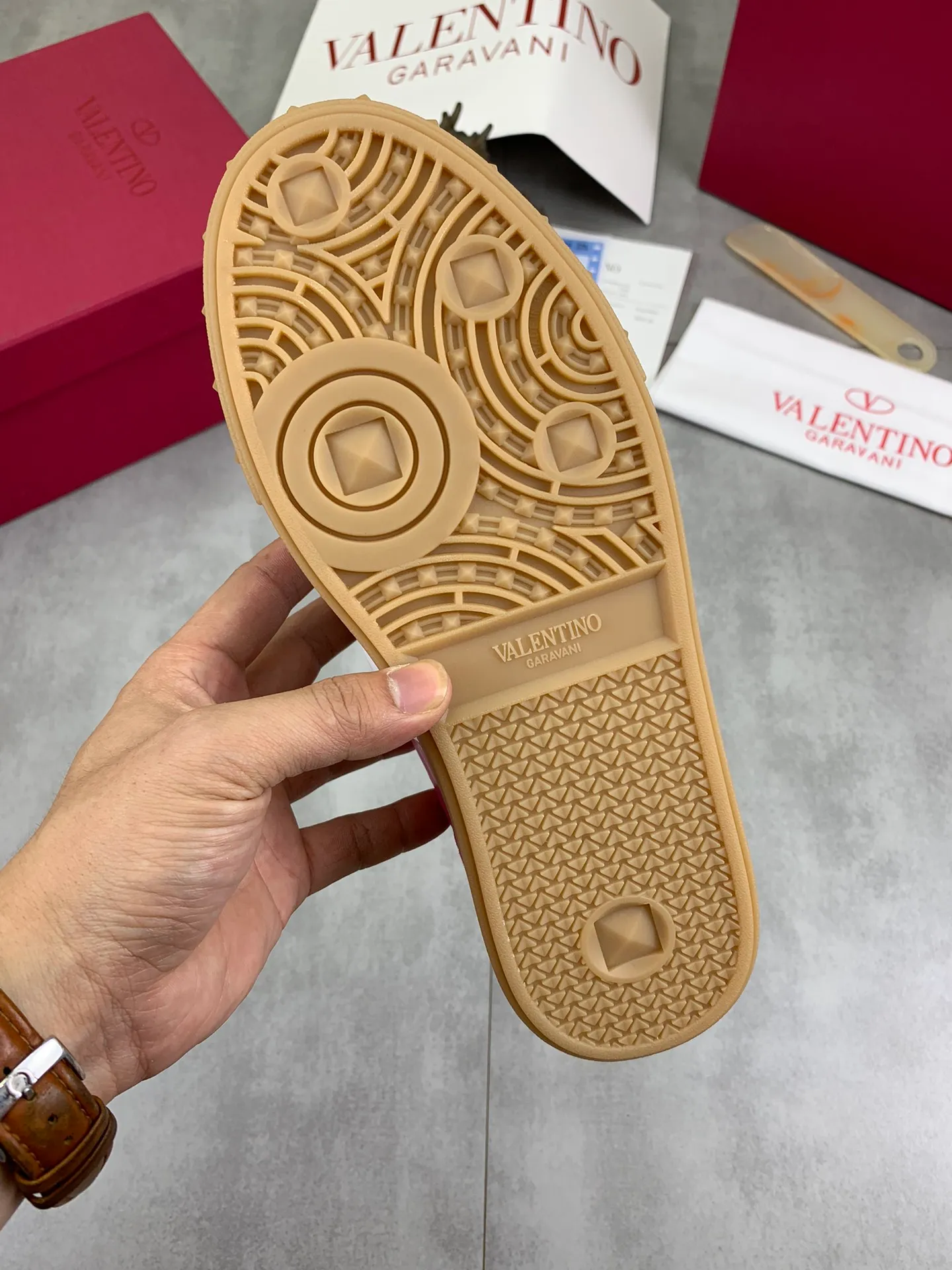 Men's Men's Shoes P520 New Couple Style Valentino Valentino 2025/UPVILLAGE Couple Casual Sports Shoes Moral Training Shoes 🆚Professional high-end, perfect replica, first-class quality, all made of original 1:1 materials, exclusive mold opening! 🎁Full set of high-end packaging at the counter ✔️Fabric: high mercerized cowhide ✔️Outsole: TPU material outsole ✔️Size: female 35-40 male 39-45 (female 41 male 38.46) 🆚All details are customized at 1:1 mold, striving for perfection!